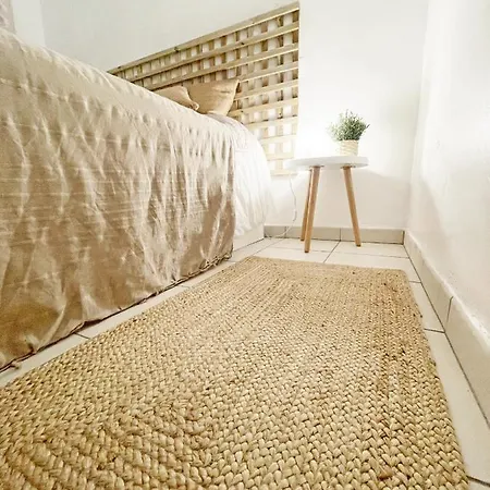 Beachfront Oura - 100m Beach, Seaview, Garage, 300m Strip 公寓