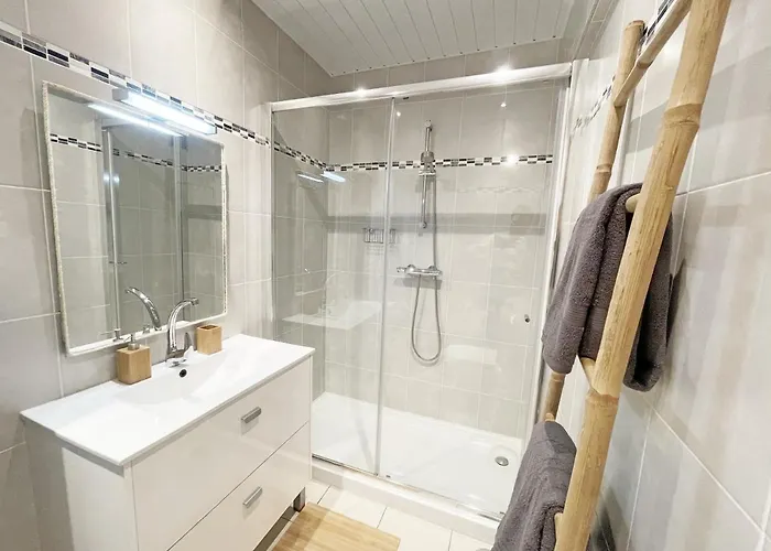 Beachfront Oura - 100m Beach, Seaview, Garage, 300m Strip Апартаменты