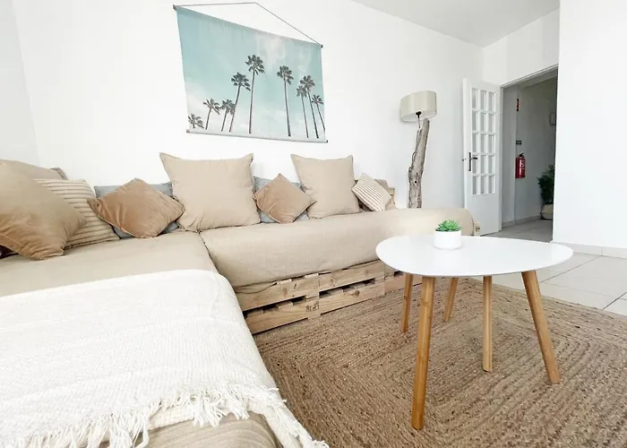 Beachfront Oura - 100m Beach, Seaview, Garage, 300m Strip Албуфейра