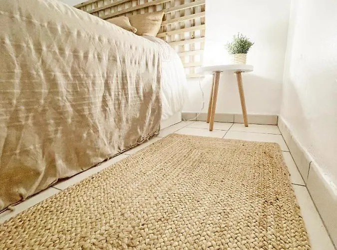 Beachfront Oura - 100m Beach, Seaview, Garage, 300m Strip Апартаменты