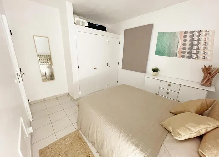 Beachfront Oura - 100m Beach, Seaview, Garage, 300m Strip Апартаменты *