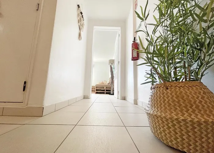 Апартаменты Beachfront Oura - 100m Beach, Seaview, Garage, 300m Strip