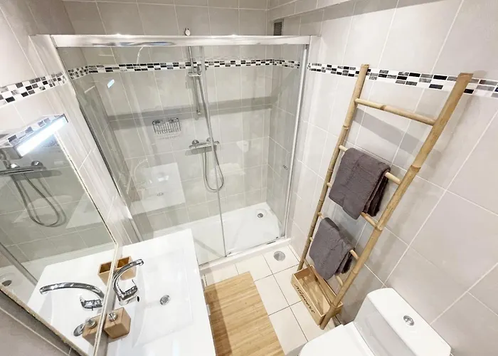 Beachfront Oura - 100m Beach, Seaview, Garage, 300m Strip Апартаменты