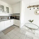公寓 Beachfront Oura - 100m Beach, Seaview, Garage, 300m Strip *